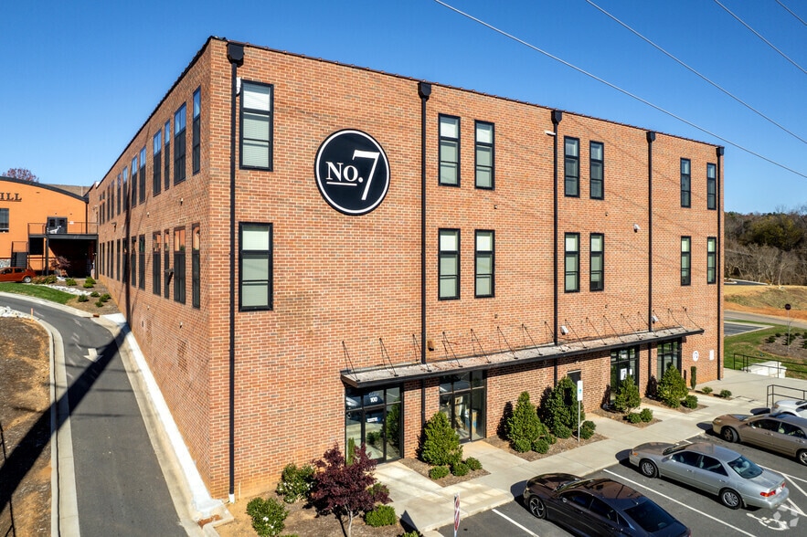 109 E Fleming Dr, Morganton, NC for lease - Building Photo - Image 2 of 11