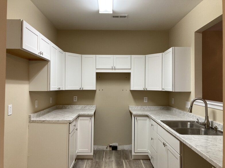 4 Resident Properties for Sale portfolio of 4 properties for sale on LoopNet.com - Building Photo - Image 2 of 9