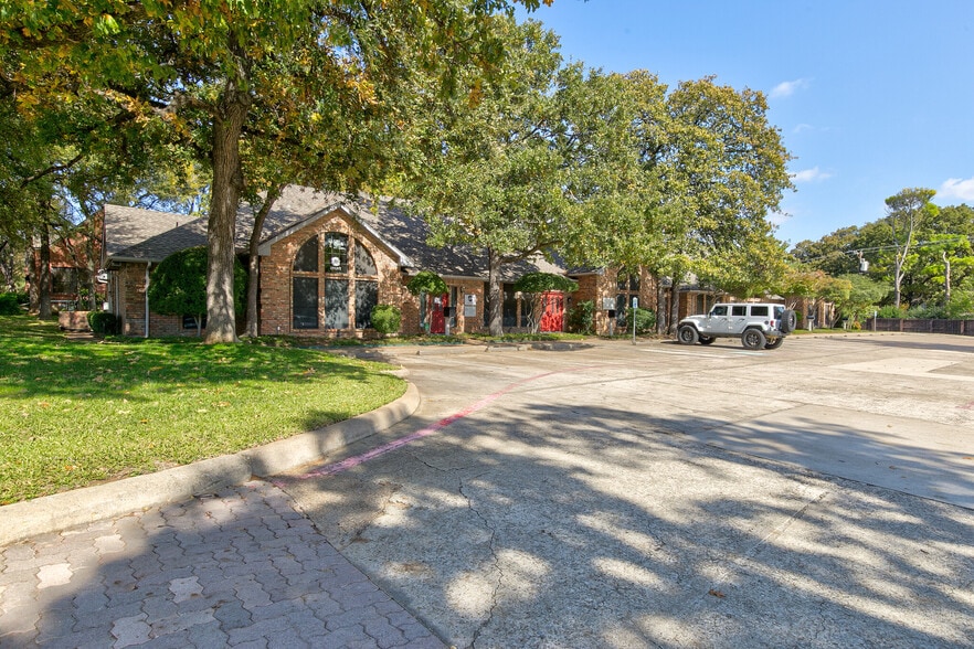 210-220 N Park Blvd, Grapevine, TX for lease - Building Photo - Image 2 of 3