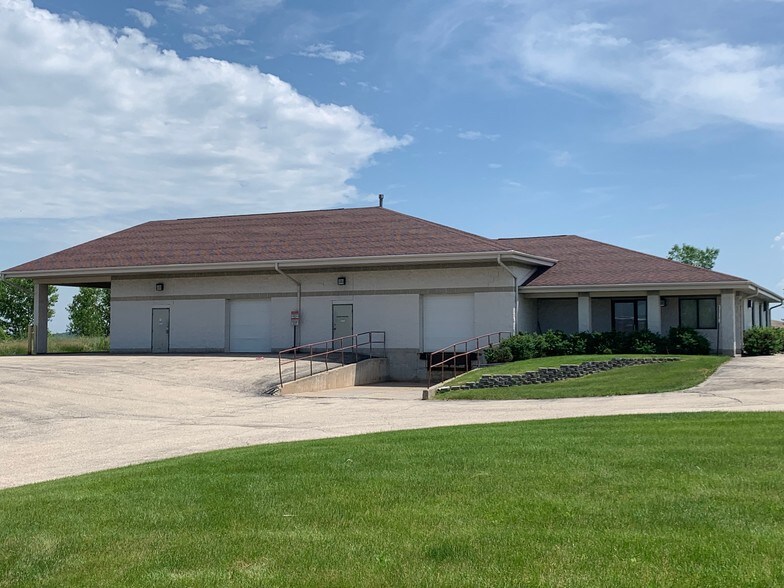 920 Linmar Ln, Johnson Creek, WI for sale - Building Photo - Image 1 of 1