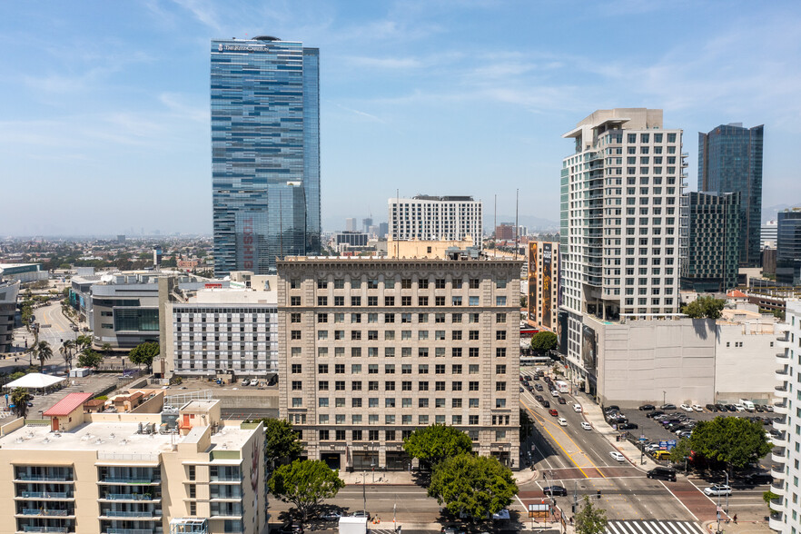 710-714 W Olympic Blvd, Los Angeles, CA for lease - Building Photo - Image 1 of 2