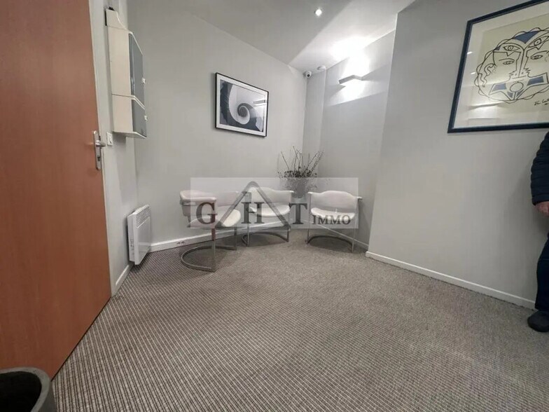 Office in Créteil for lease - Interior Photo - Image 2 of 12