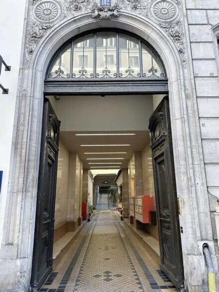 Office in Paris for lease - Building Photo - Image 2 of 7