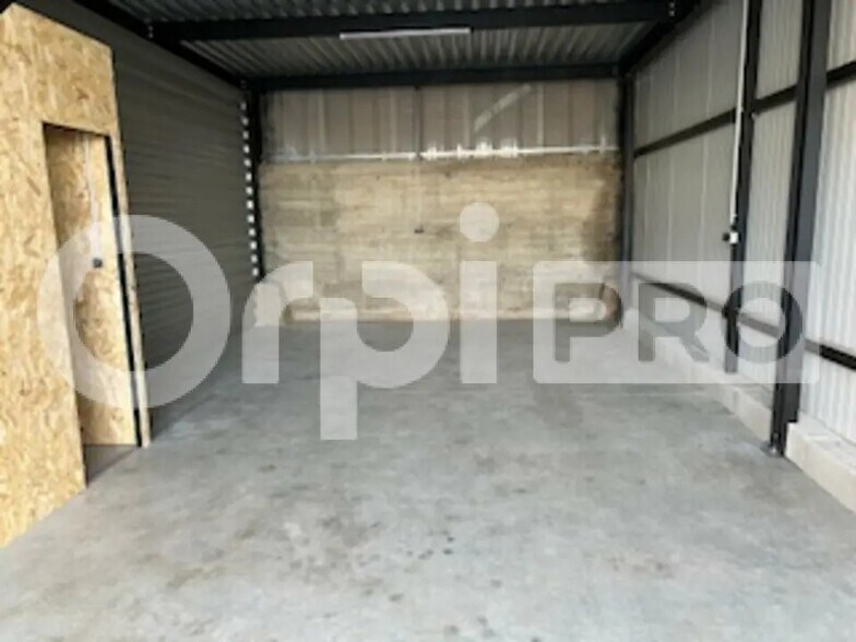 Flex in Civrieux for lease - Interior Photo - Image 3 of 4