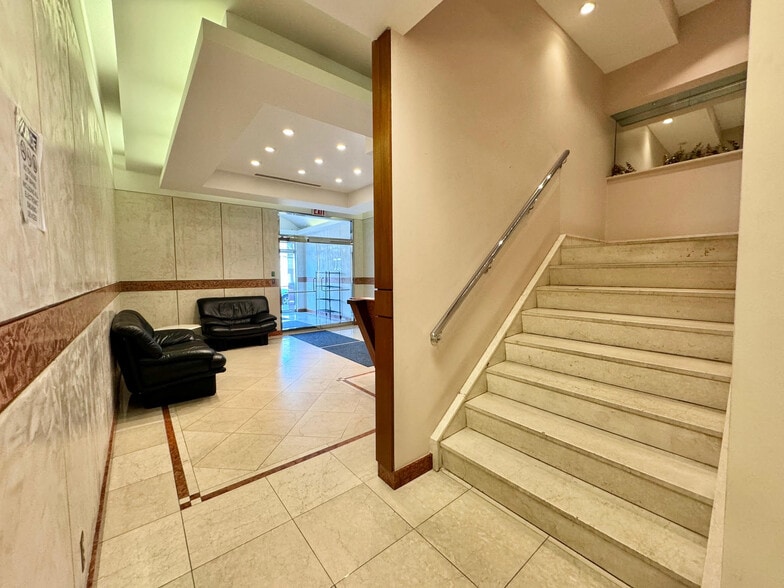 25-21 49th St, Astoria, NY for lease - Interior Photo - Image 3 of 28