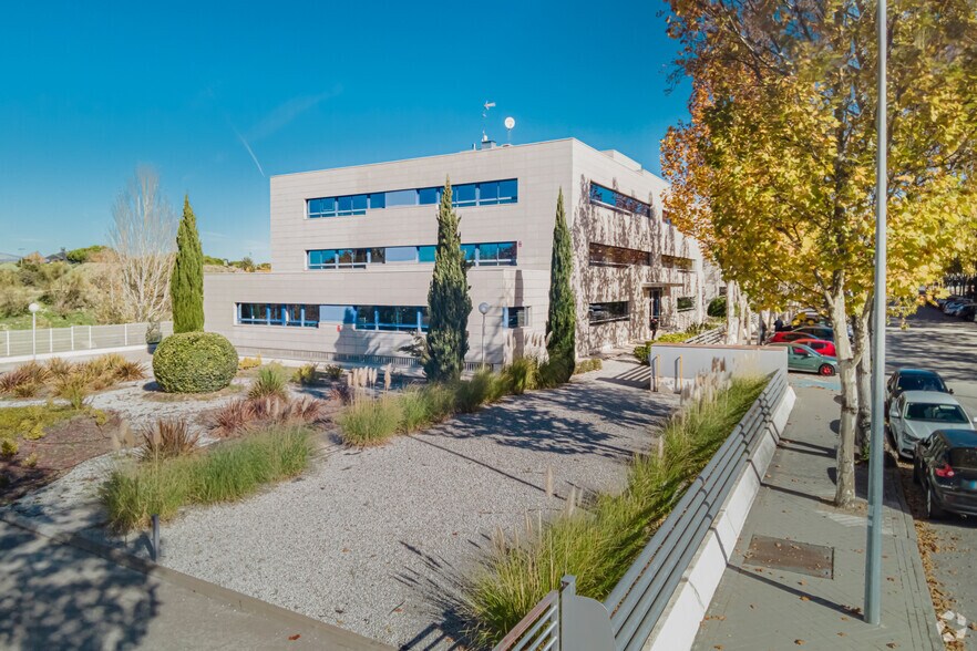 Office in Las Rozas de Madrid, Madrid for sale - Building Photo - Image 1 of 2