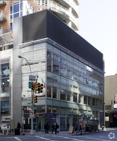 991 Third Ave, New York, NY for lease - Primary Photo - Image 1 of 6