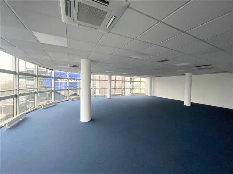 Office in Créteil for lease - Interior Photo - Image 2 of 6