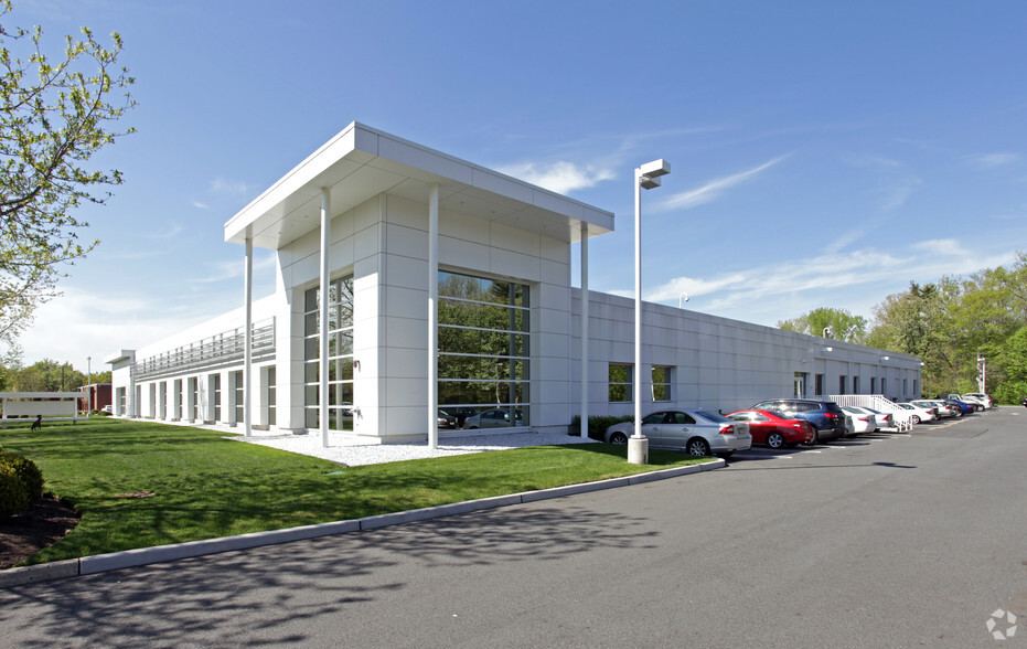 37 W Century Rd, Paramus, NJ for lease - Building Photo - Image 1 of 6