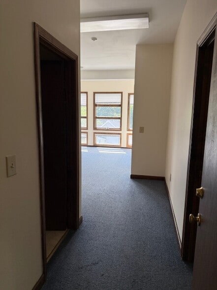 21 Mohawk Trl, Greenfield, MA for lease - Interior Photo - Image 2 of 38