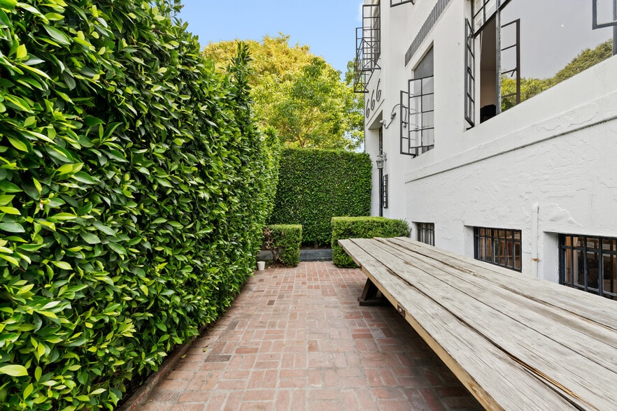 666 N Robertson Blvd, West Hollywood, CA for lease - Building Photo - Image 3 of 16