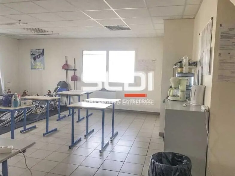 Flex in Chassieu for lease - Building Photo - Image 2 of 8