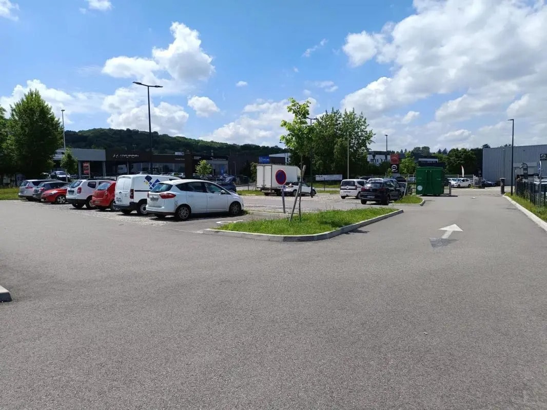 4 Rue Louis Braille, Bourgoin-Jallieu for lease Building Photo- Image 1 of 12