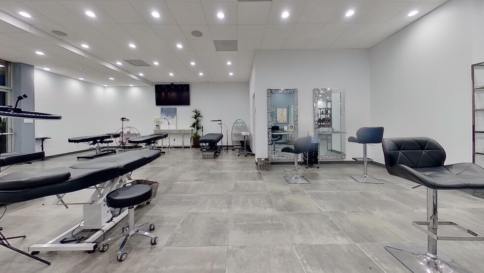 19002-19148 Brookhurst St, Huntington Beach, CA for lease - Interior Photo - Image 1 of 4