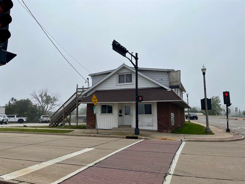 1522 Monroe St, Two Rivers, WI for sale - Building Photo - Image 2 of 17