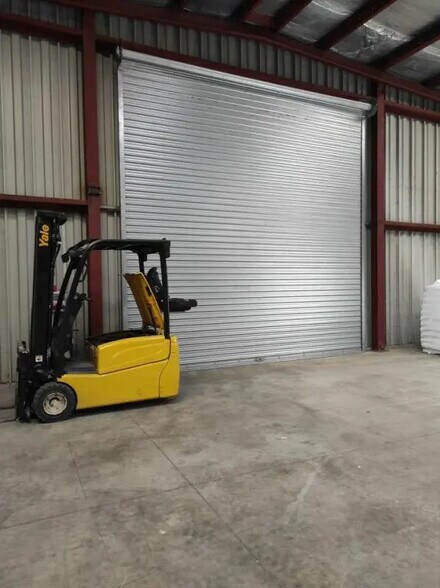 Industrial in Vitrolles for lease - Interior Photo - Image 3 of 5