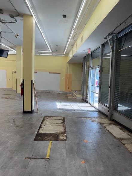 124 Port Richmond Ave, Staten Island, NY for lease - Commercial Listing Video - Image 2 of 14