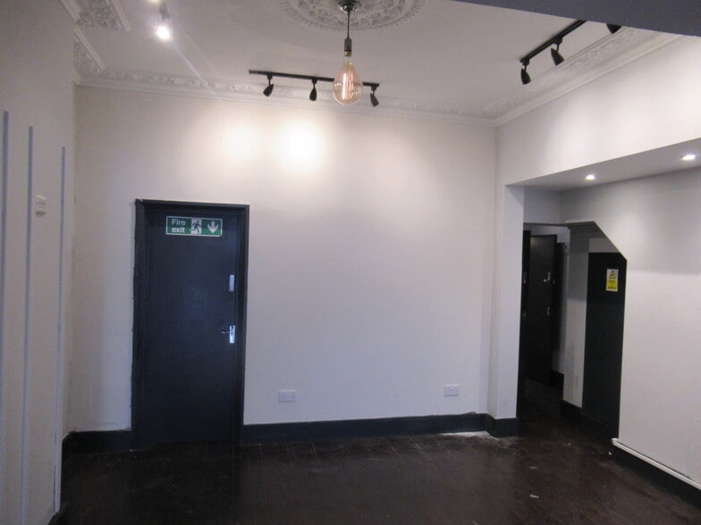 5 Leopold Rd, London for lease - Interior Photo - Image 3 of 4