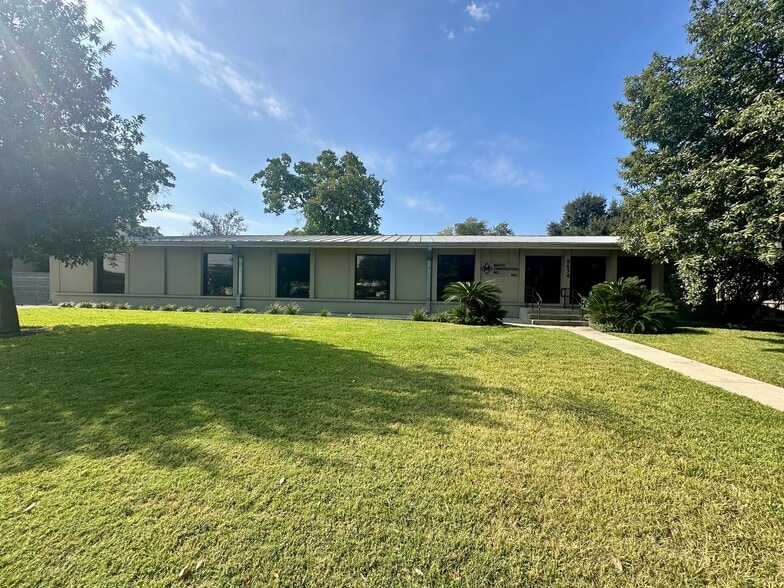 8634 Crownhill Blvd, San Antonio, TX for lease - Building Photo - Image 2 of 11