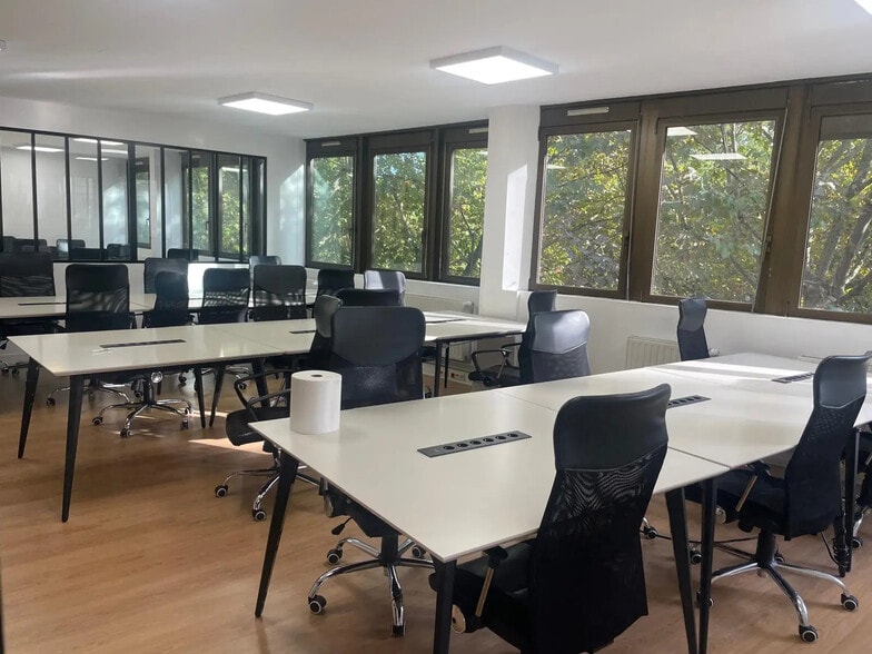 Office in Paris for lease - Interior Photo - Image 3 of 7