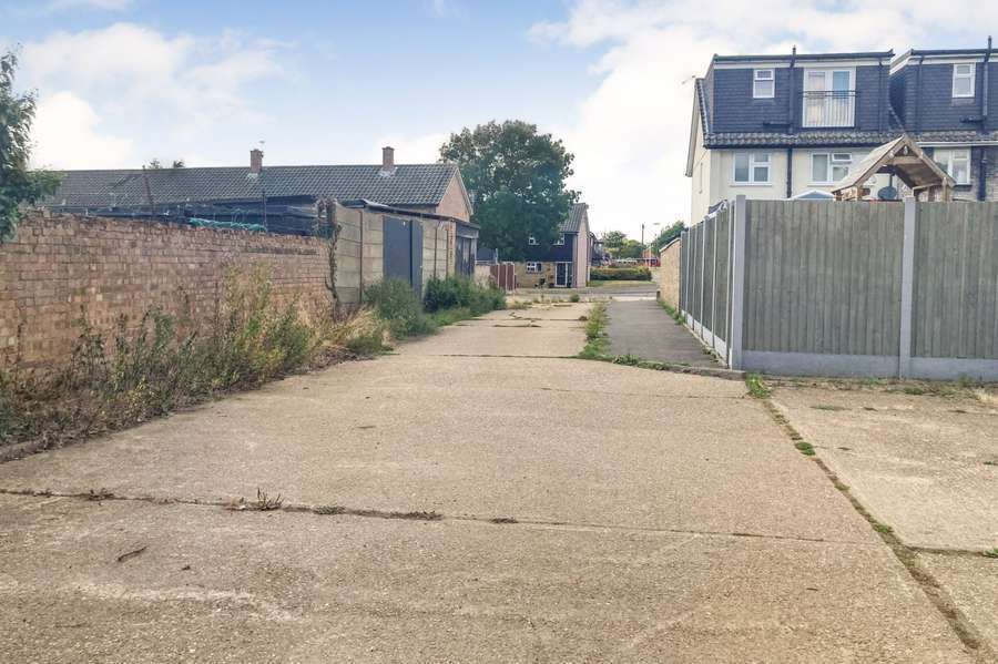 32 Queens Gdns, Upminster for sale Building Photo- Image 1 of 6