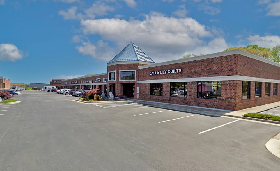 2921 Battleground Ave, Greensboro, NC for lease - Building Photo - Image 1 of 1