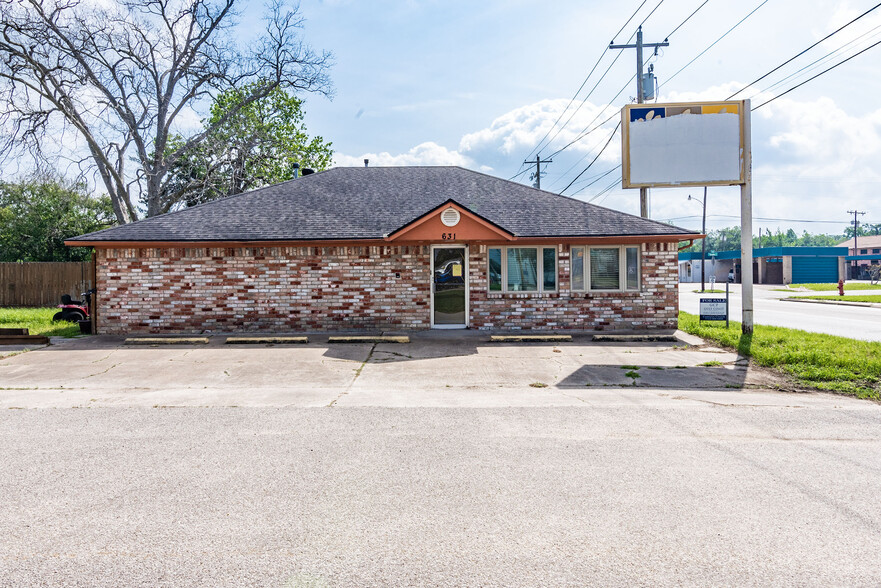 631 S Douglas St, Alvin, TX for sale - Building Photo - Image 1 of 1