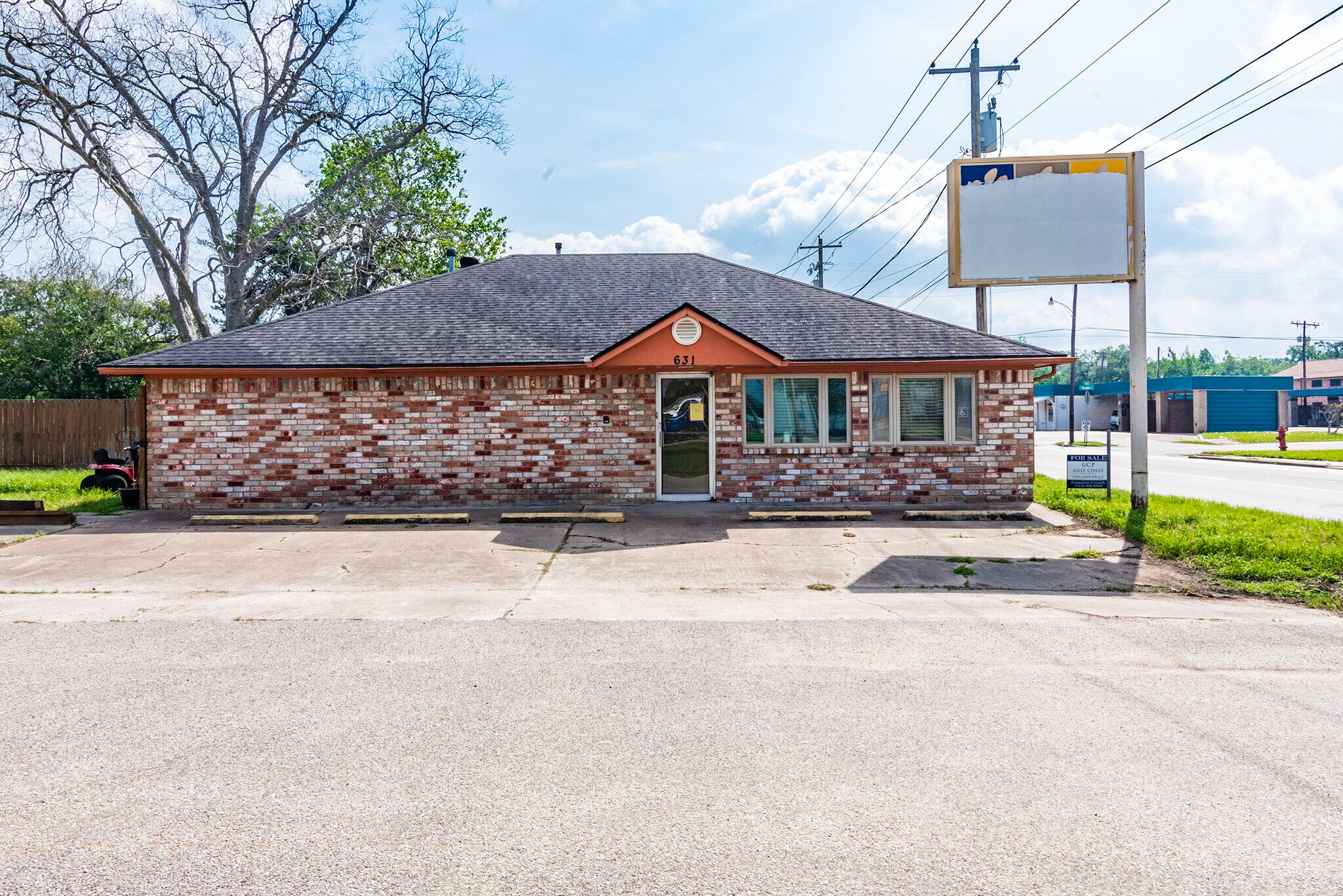 631 S Douglas St, Alvin, TX 77511