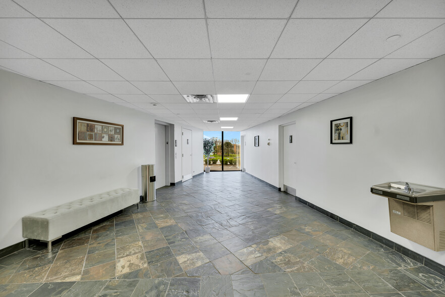 800 Enterprise Dr, Oak Brook, IL for lease - Interior Photo - Image 3 of 36