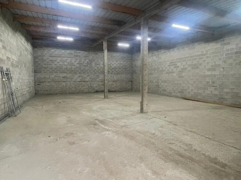 Flex in Gasny for lease - Interior Photo - Image 2 of 8