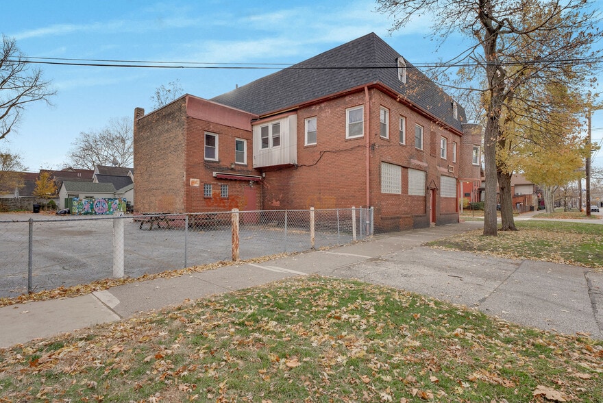 1041 Starkweather Ave, Cleveland, OH for sale - Building Photo - Image 2 of 6