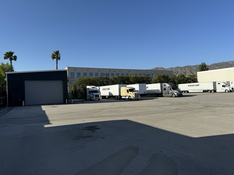 2940 N Hollywood Way, Burbank, CA for lease - Building Photo - Image 3 of 14