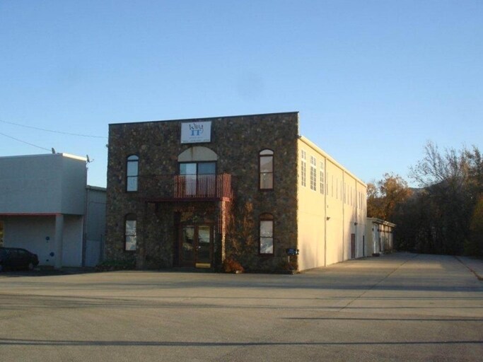 18521856 W Main St, Salem, VA 24153