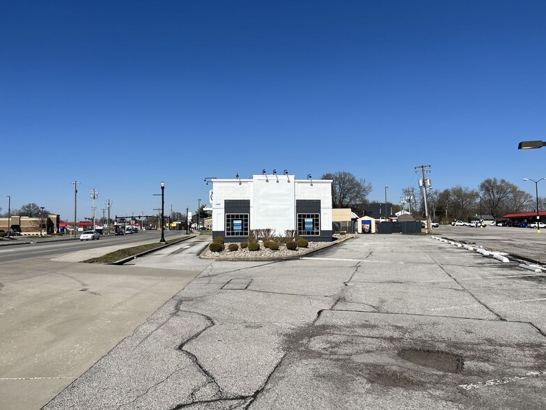 1426 E 10th St, Jeffersonville, IN for lease - Building Photo - Image 2 of 5