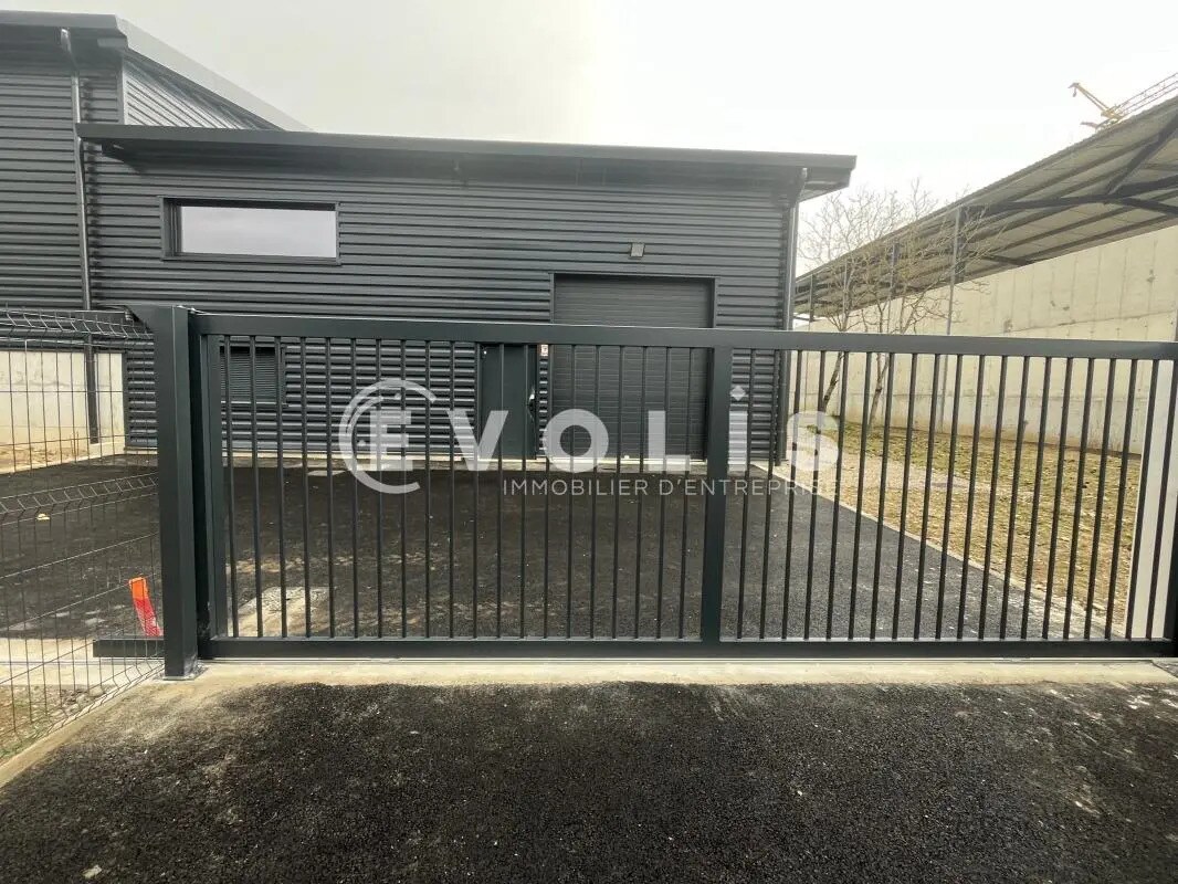 Flex in Réaumont for lease Building Photo- Image 1 of 5