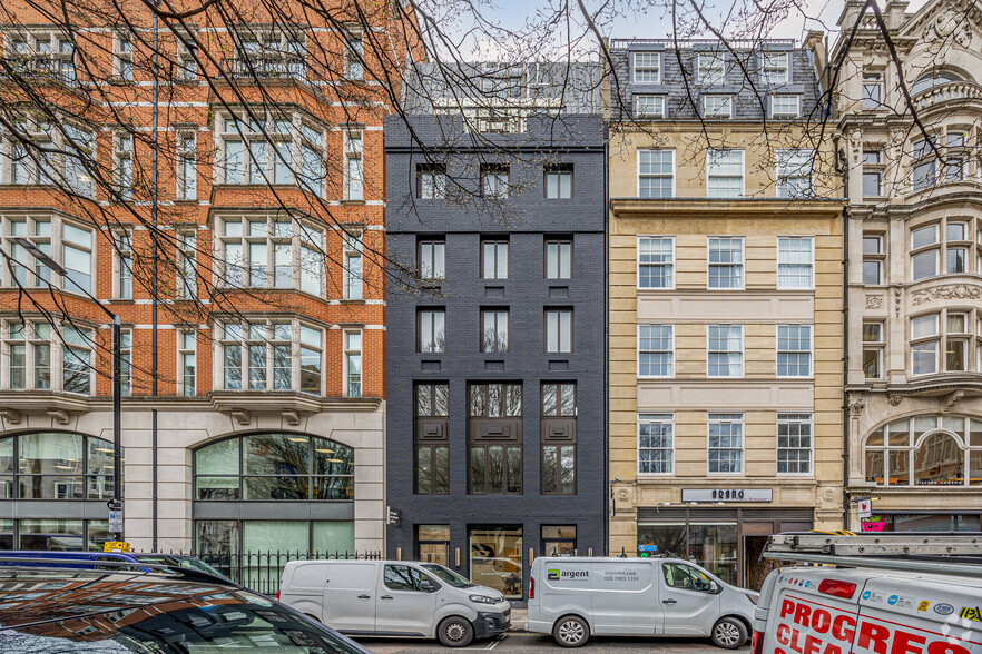 8 Golden Sq, London for lease - Primary Photo - Image 1 of 3