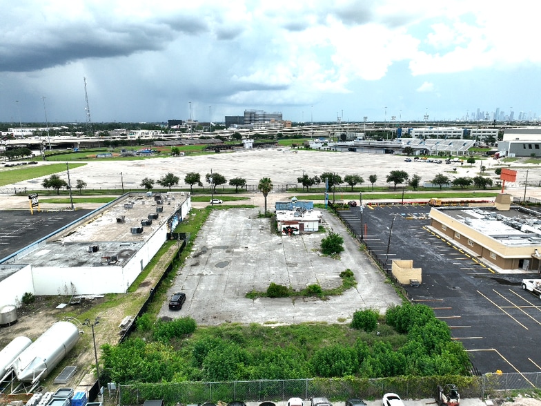 2009 Mangum Rd, Houston, TX for sale - Building Photo - Image 2 of 8