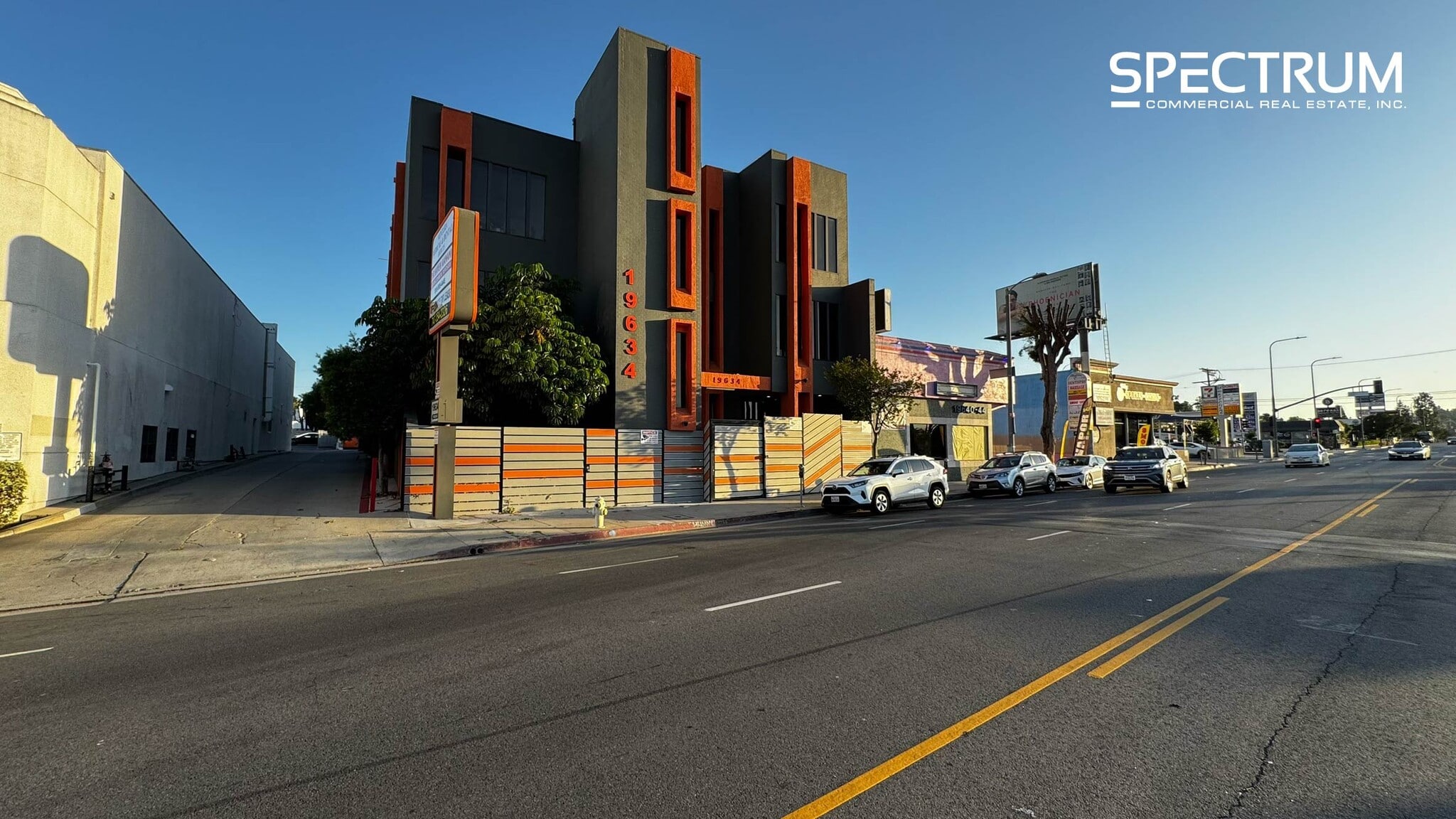 19634 Ventura Blvd, Tarzana, CA for lease Building Photo- Image 1 of 11