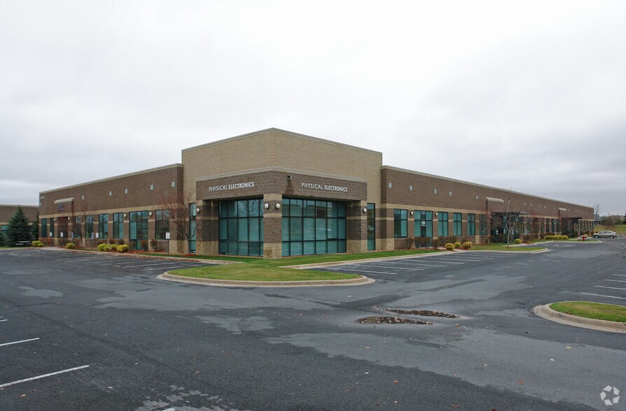 18701-18741 Lake Dr, Chanhassen, MN for lease - Building Photo - Image 1 of 4