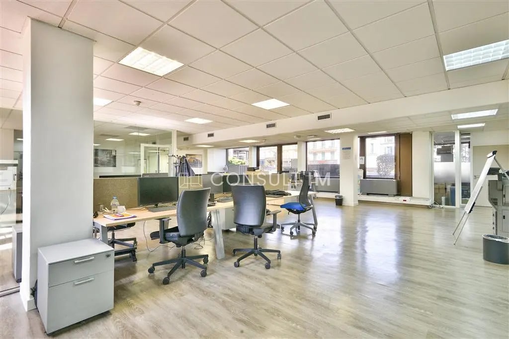 Office in Saint-Cloud for sale Building Photo- Image 1 of 10