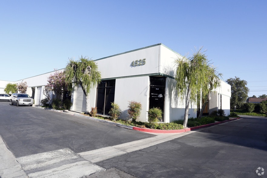 4525 Industrial St, Simi Valley, CA for lease - Building Photo - Image 3 of 5