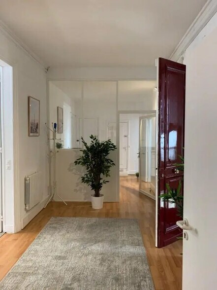 Office in Paris for lease - Interior Photo - Image 2 of 8