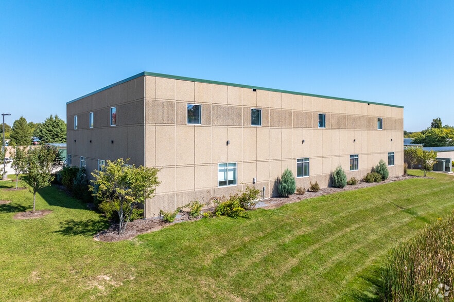520 Technology Way, Saukville, WI for lease - Building Photo - Image 3 of 12