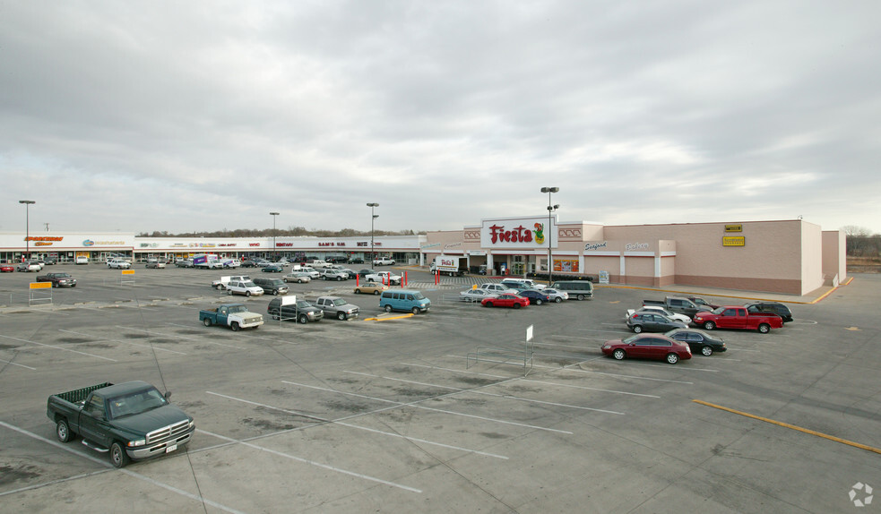 201-275 NE 28th St, Fort Worth, TX for lease - Building Photo - Image 1 of 1