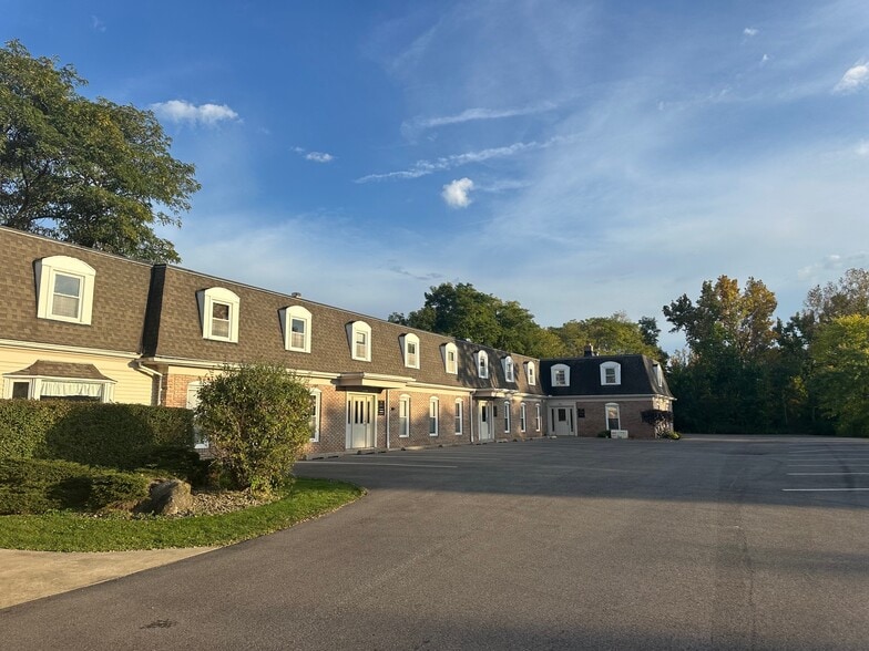 8437 Mayfield Rd, Chesterland, OH for sale - Primary Photo - Image 1 of 8