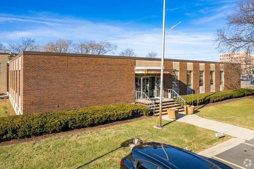 511 W Algonquin Rd, Arlington Heights, IL for sale - Building Photo - Image 2 of 4
