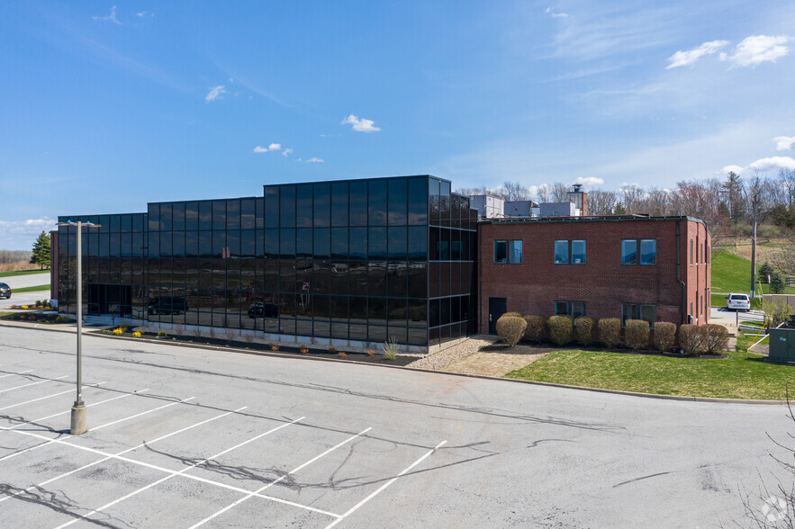 33 Airport Center Dr, New Windsor, NY for lease - Building Photo - Image 1 of 6