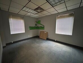 350-370 Lexington Dr, Buffalo Grove, IL for lease Interior Photo- Image 1 of 3
