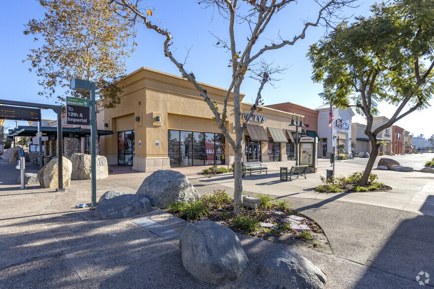 9880-9902 Mission Gorge Rd, Santee, CA for lease - Building Photo - Image 2 of 5