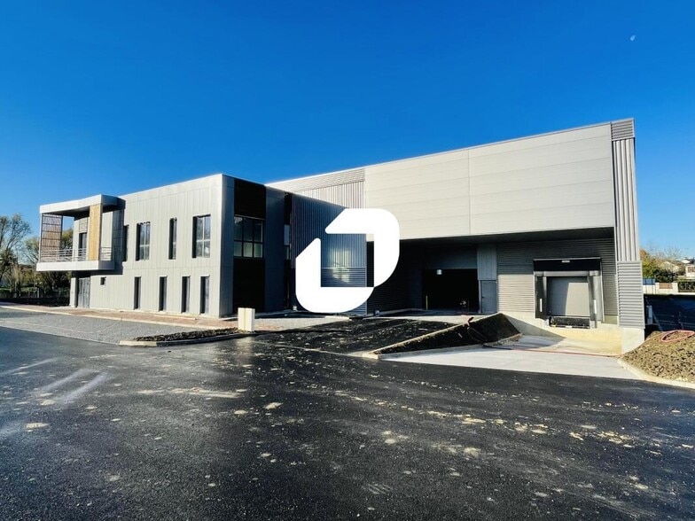 Flex in Courtry for lease - Building Photo - Image 1 of 7